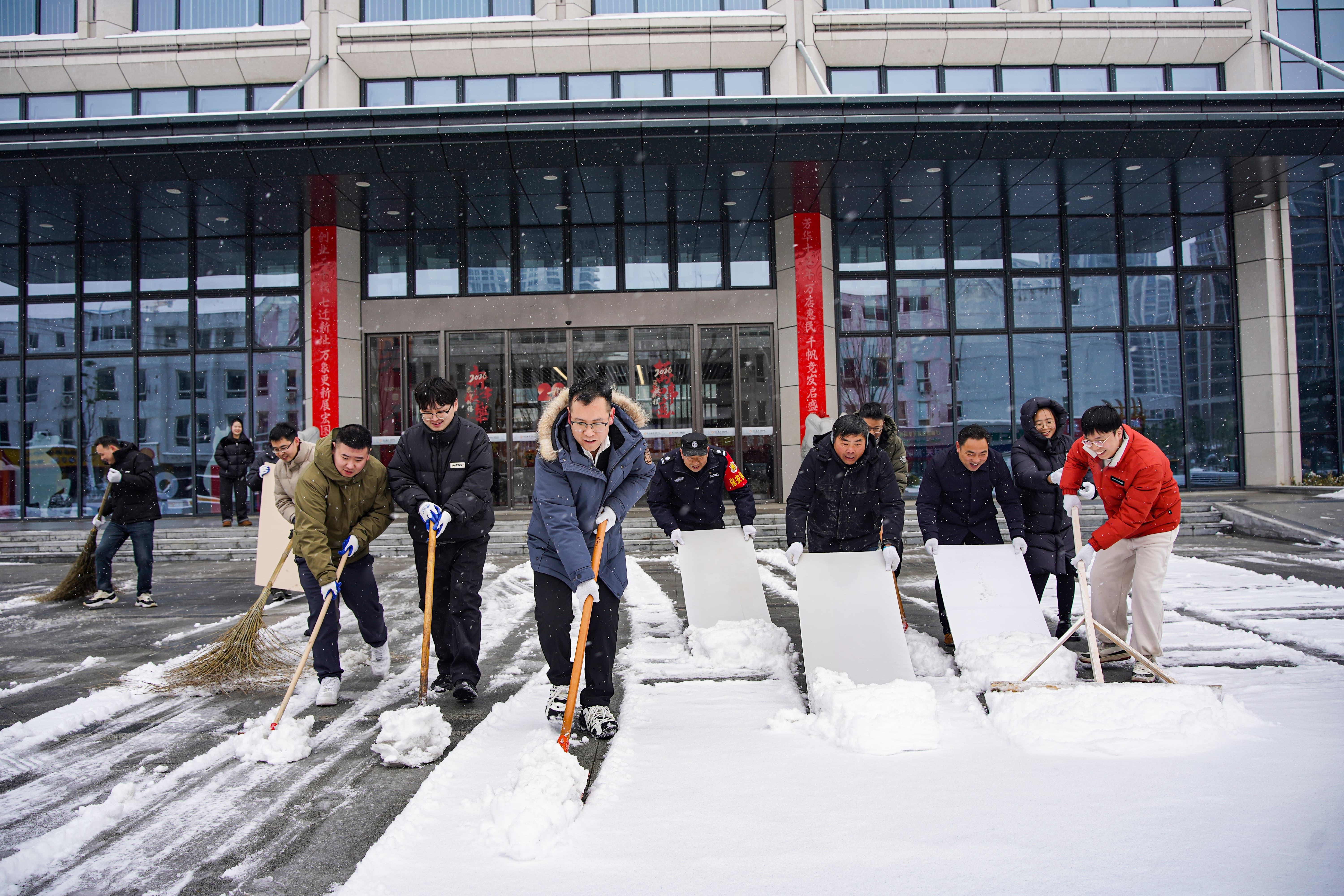 迎寒而上，，，，，，行动照初心！yy易游体育党员前锋发展园区除雪行动